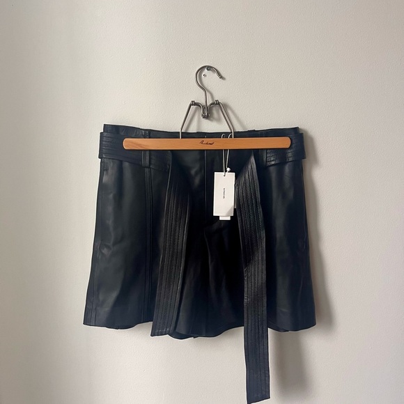 Vince Camuto black leather shorts with tie belt - Picture 3 of 7